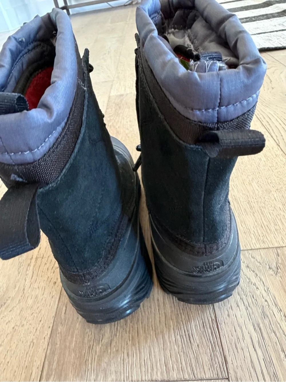 The North Face Kids Alpenglow V Waterproof Boots in Black Size 6